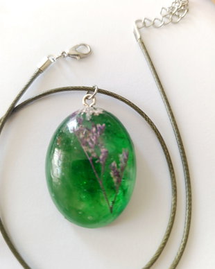 Colier handmade unicat din rasina cu insetii de vopsea
