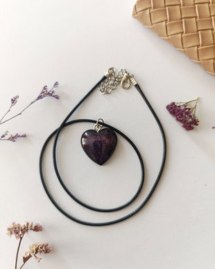 Colier handmade unicat din rasina cu insetii de vopsea