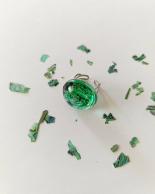 Inel handmade unicat din rasina cu insetii de vopsea