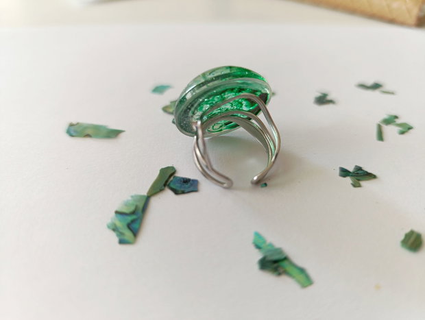 Inel handmade unicat din rasina cu insetii de vopsea