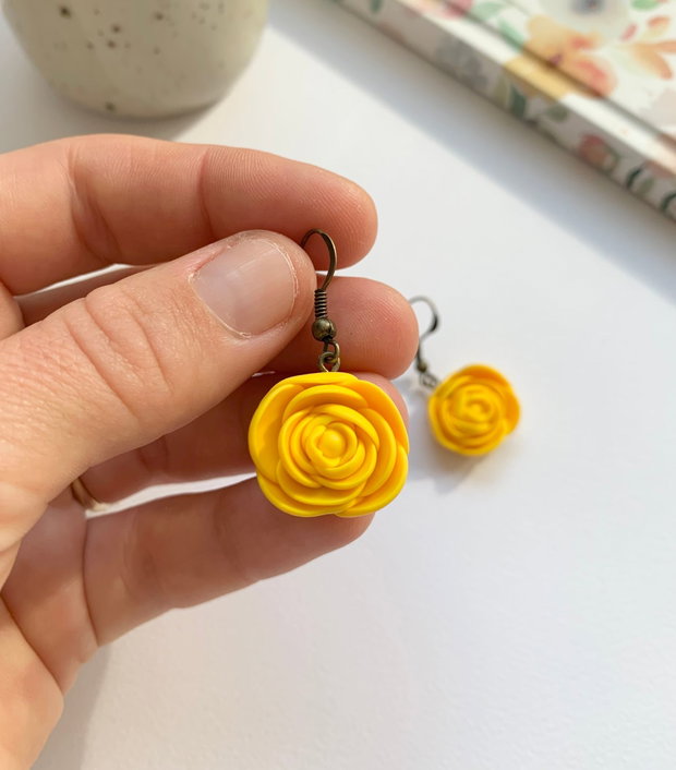 Cercei Yellow Flowers