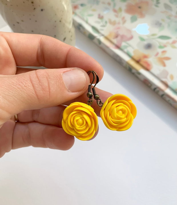 Cercei Yellow Flowers