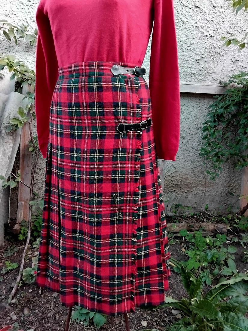 Fusta model kilt, carouri rosualb