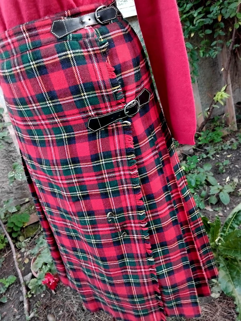 Fusta model kilt, carouri rosualb