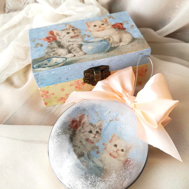 Set cadou Craciun - cutie si glob cu pisicute