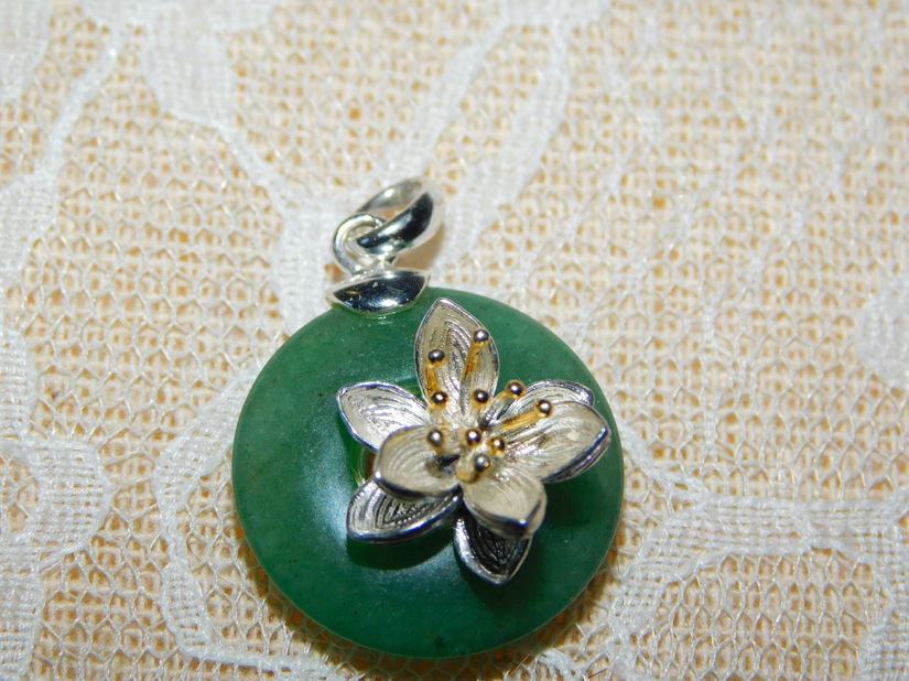 Colier  argint 925 ,  placat cu aur , floare de  lotus, aventurin verde natural , cadou lantisor de argint