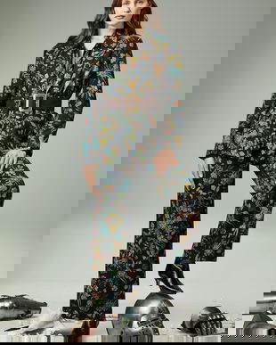 Medicine sacou culoarea negru, cu un singur rând de rânduri, cu model