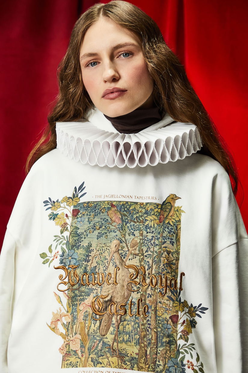 Medicine bluza culoarea bej, cu glugă, cu imprimeu