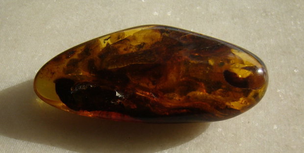 Chihlimbar Lituania - aprox 13x25.5x55.5 mm