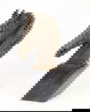 Cap de cal-statueta din bronz pe un soclu din marmura