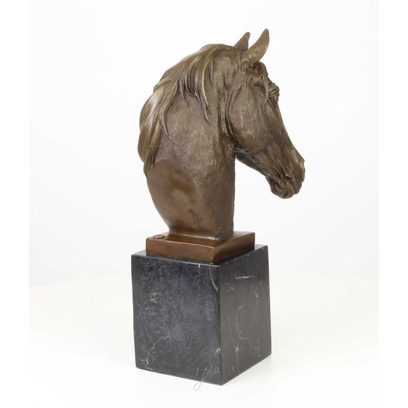 Cap de cal-statueta din bronz pe un soclu din marmura