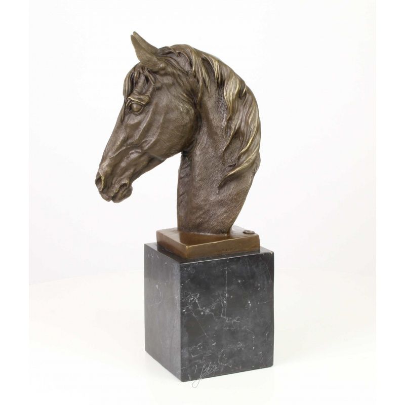 Cap de cal-statueta din bronz pe un soclu din marmura