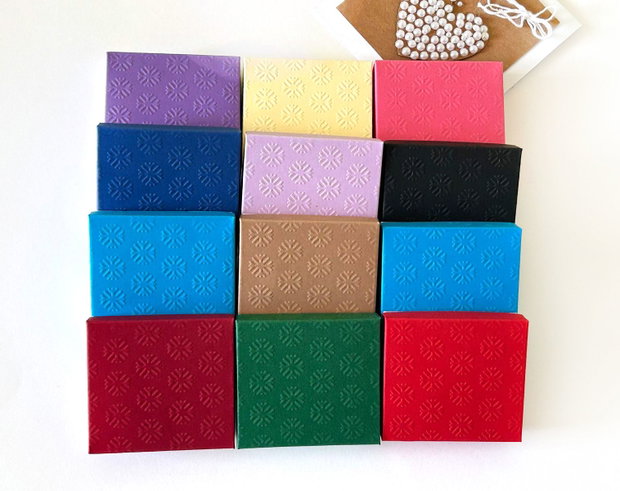 Cutiute cu capac embosat