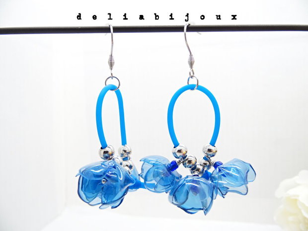 Cercei statement handmade unicat - plastic reciclat - flori albastre (cod1324)