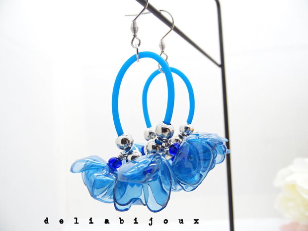 Cercei statement handmade unicat - plastic reciclat - flori albastre (cod1324)