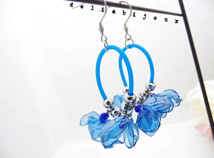 Cercei statement handmade unicat - plastic reciclat - flori albastre (cod1324)