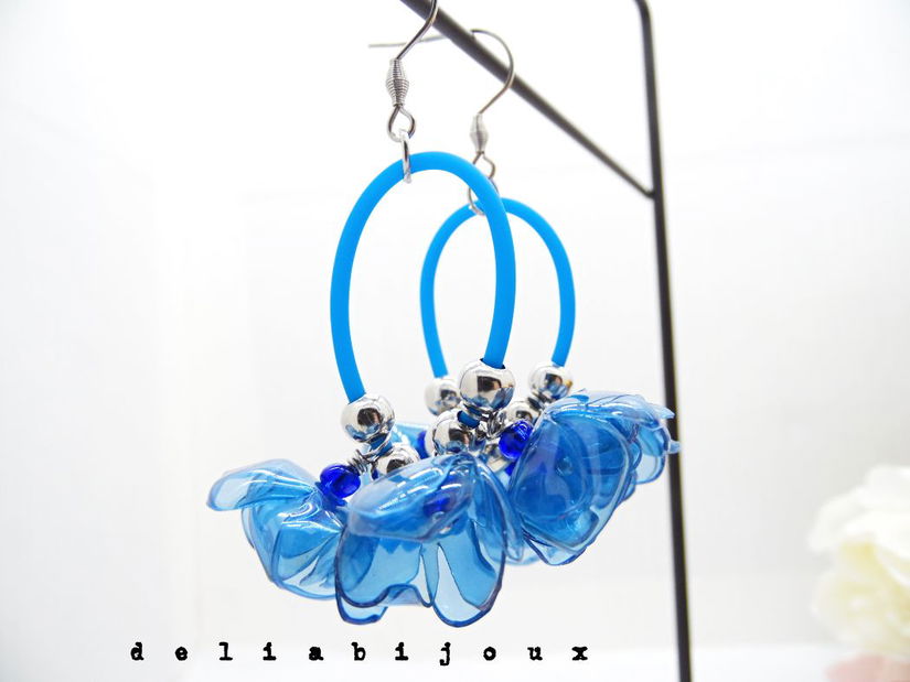 Cercei statement handmade unicat - plastic reciclat - flori albastre (cod1324)