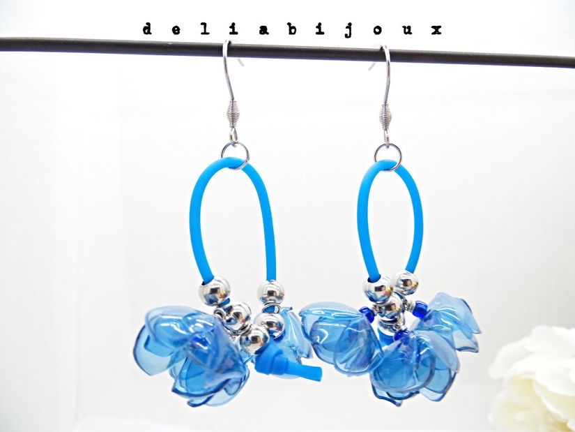 Cercei statement handmade unicat - plastic reciclat - flori albastre (cod1324)