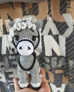 Ponei Crosetat in stil Amigurumi