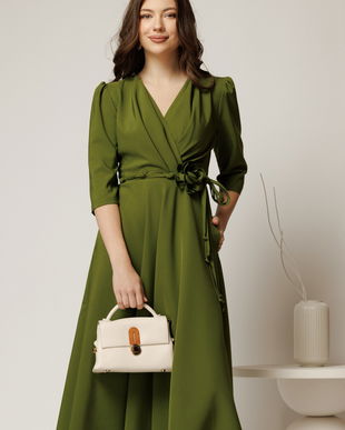 Rochie midi verde fistic din stofa in clos cu floare in talie