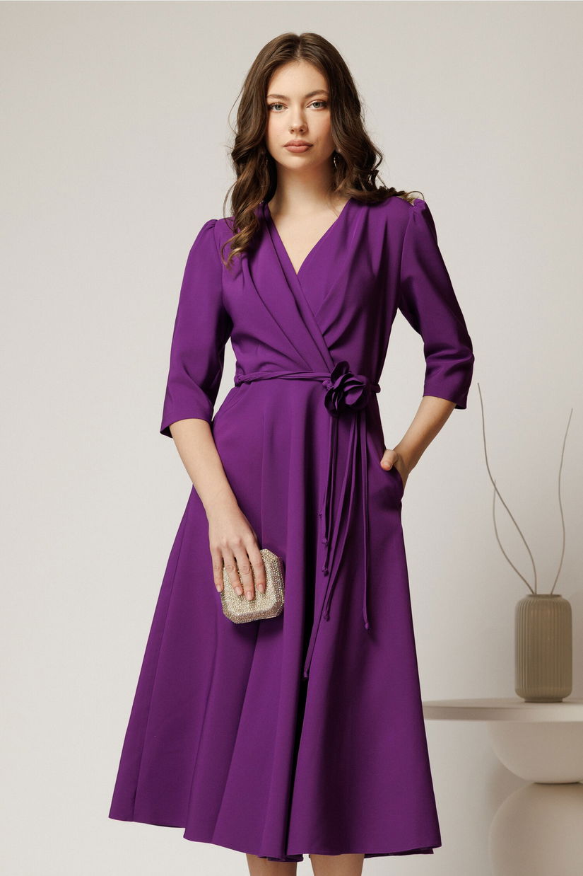 Rochie midi mov din stofa in clos cu floare in talie