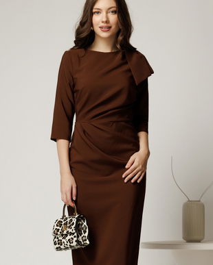 Rochie eleganta din stofa maro cu funda maxi pe umar si fronseu in talie