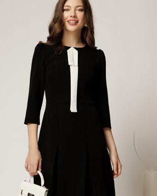 Rochie neagra scurta din stofa cu esarfa alba la decolteu
