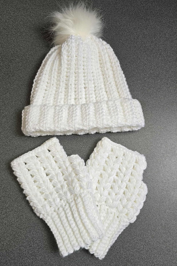 Set Warm & Cozy Căciulă cu pom-pom și manșete croșetate