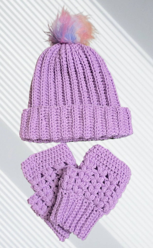 Set Warm & Cozy Căciulă cu pom-pom și manșete croșetate