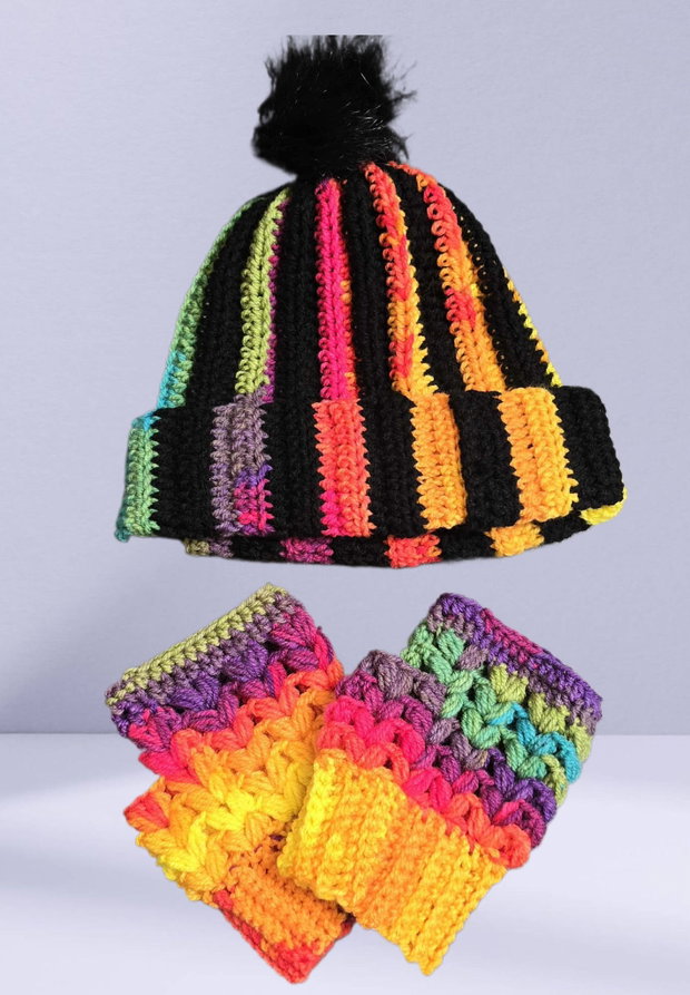 Set Warm & Cozy Căciulă cu pom-pom și manșete croșetate
