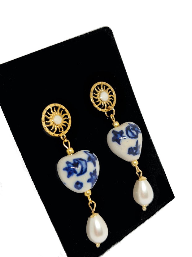 Cercei "Night Sky" din portelan, sidef, perle Seashell si inox auriu