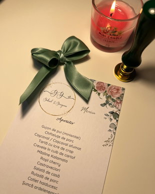 Meniu floral roz cu trandafiri și accente verzi  design elegant pentru nuntă sau botez