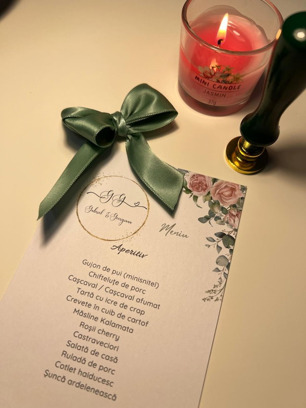 Meniu floral roz cu trandafiri și accente verzi design elegant pentru nuntă sau botez