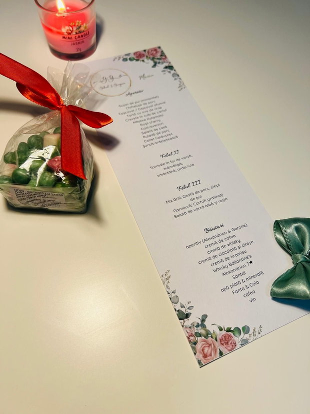 Meniu floral roz cu trandafiri și accente verzi design elegant pentru nuntă sau botez