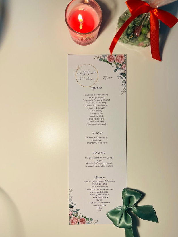 Meniu floral roz cu trandafiri și accente verzi design elegant pentru nuntă sau botez
