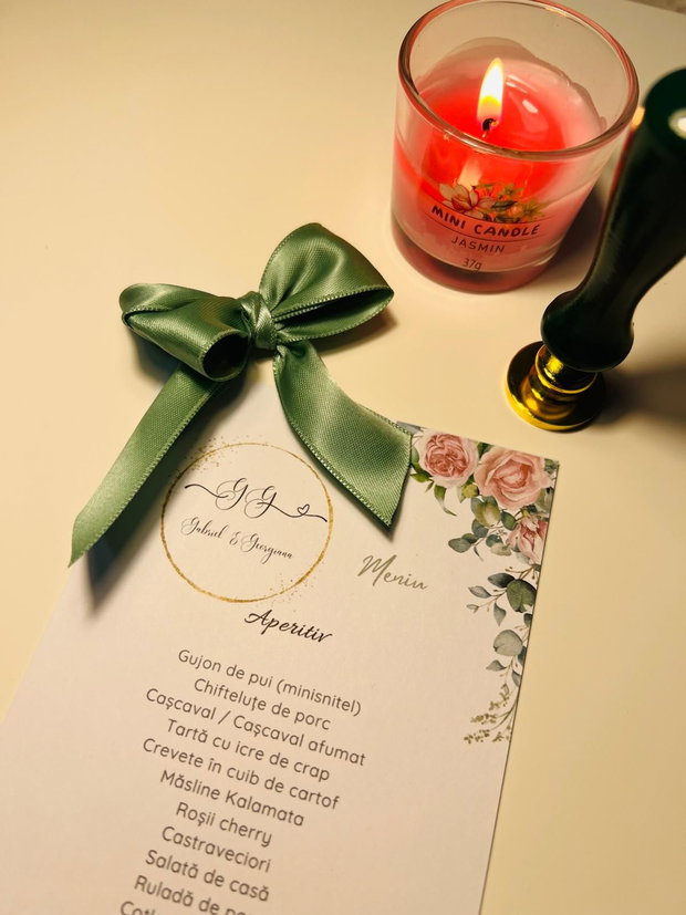 Meniu floral roz cu trandafiri și accente verzi design elegant pentru nuntă sau botez