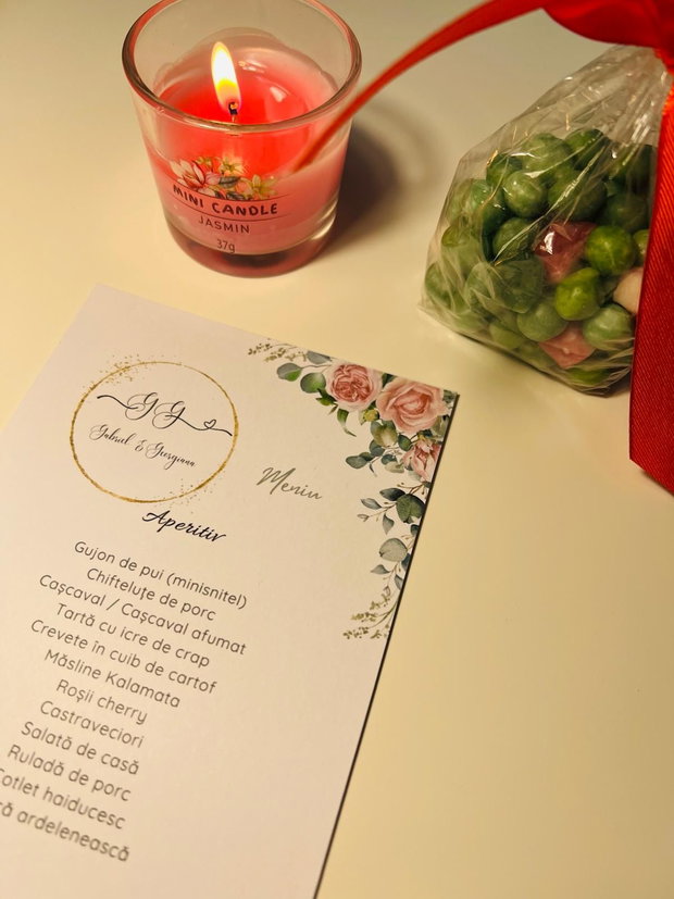 Meniu floral roz cu trandafiri și accente verzi design elegant pentru nuntă sau botez