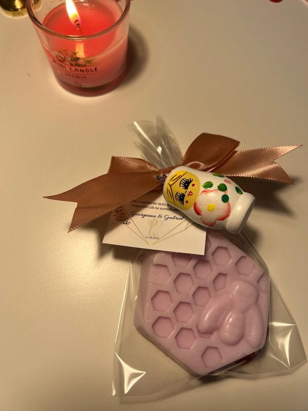 Săpun marturie în formă de fagure lavandă, personalizabil