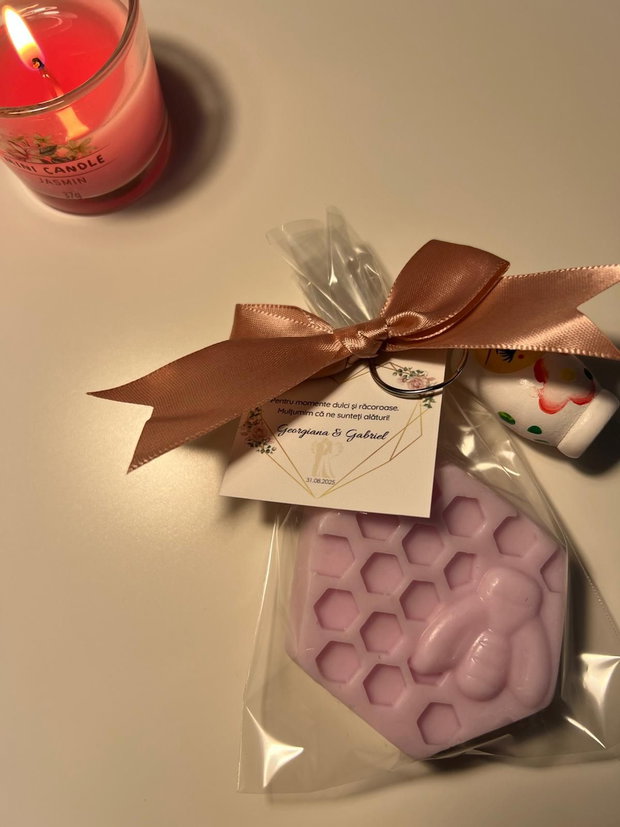 Săpun marturie în formă de fagure lavandă, personalizabil