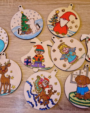 Decoratiuni pirogravate pentru brad