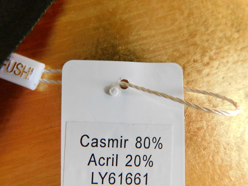 Esarfa noua 80 % casmir, etichete atasate,cercei  noi cadou