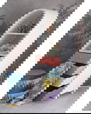 Dulap alb antichizat cu patru sertare colorate