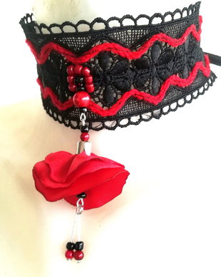 Chocker dantelat negru cu clopotel de floare rosu