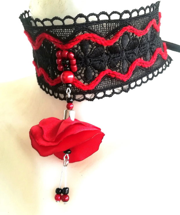 Chocker dantelat negru cu clopotel de floare rosu