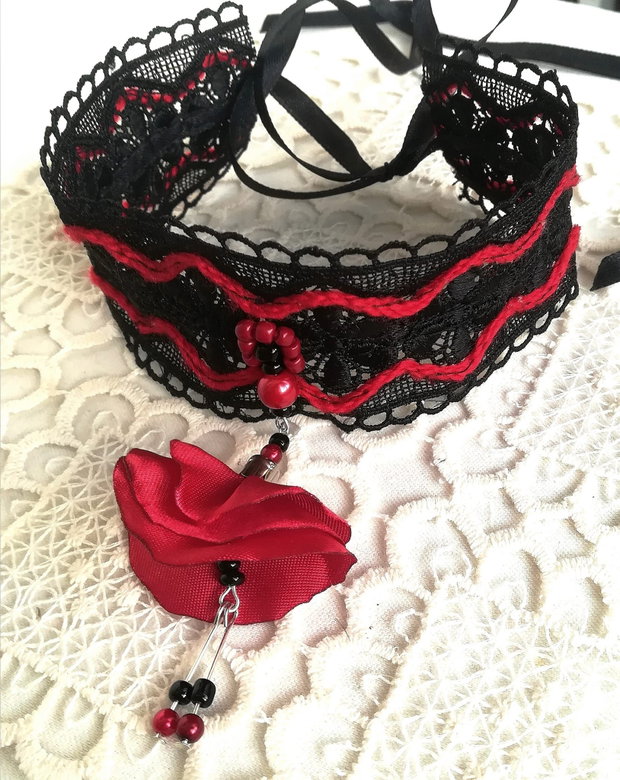 Chocker dantelat negru cu clopotel de floare rosu