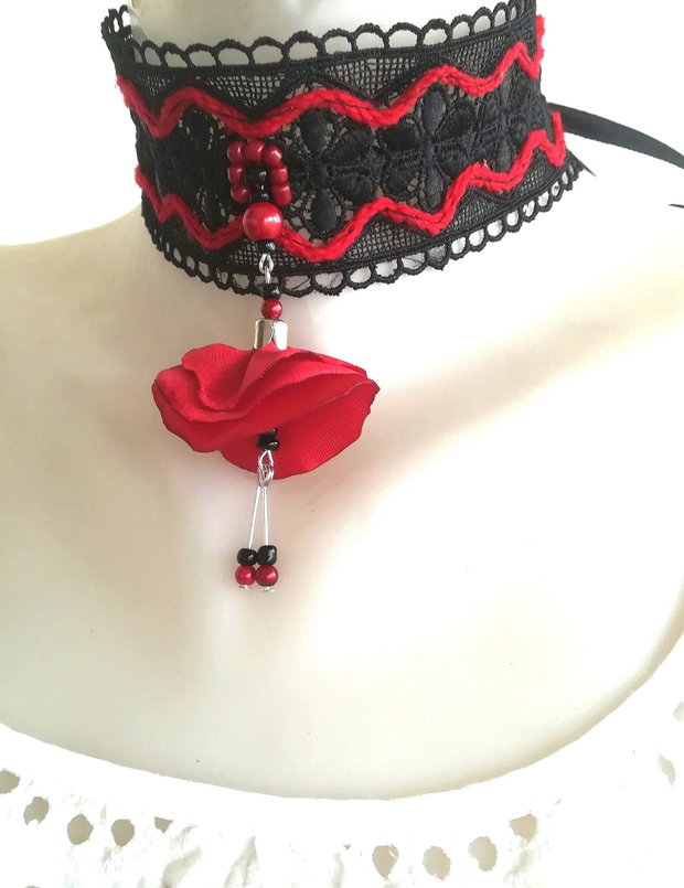Chocker dantelat negru cu clopotel de floare rosu