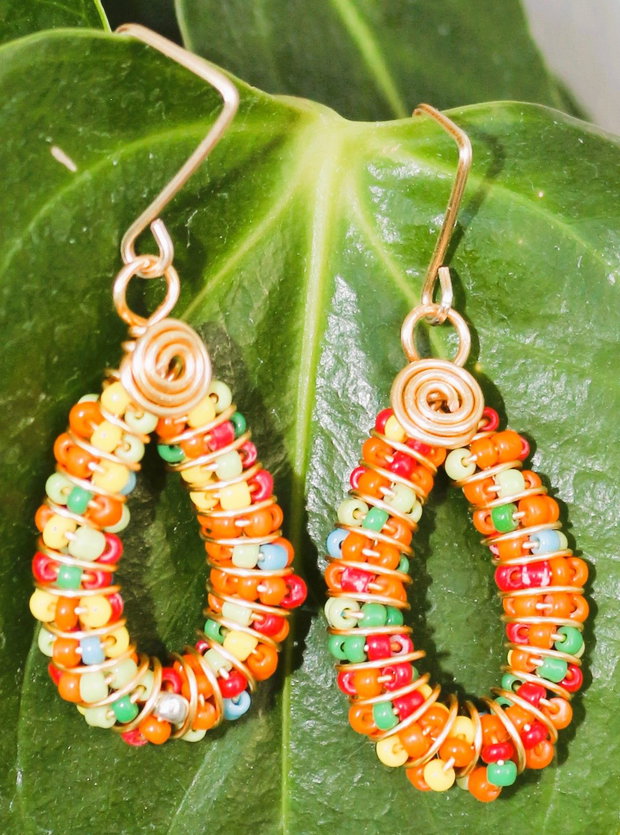 Cercei handmade din sarma si margele de nisip multicolore