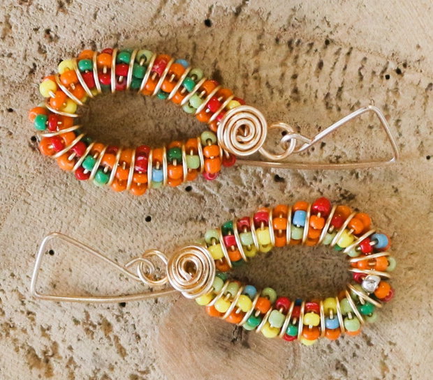 Cercei handmade din sarma si margele de nisip multicolore