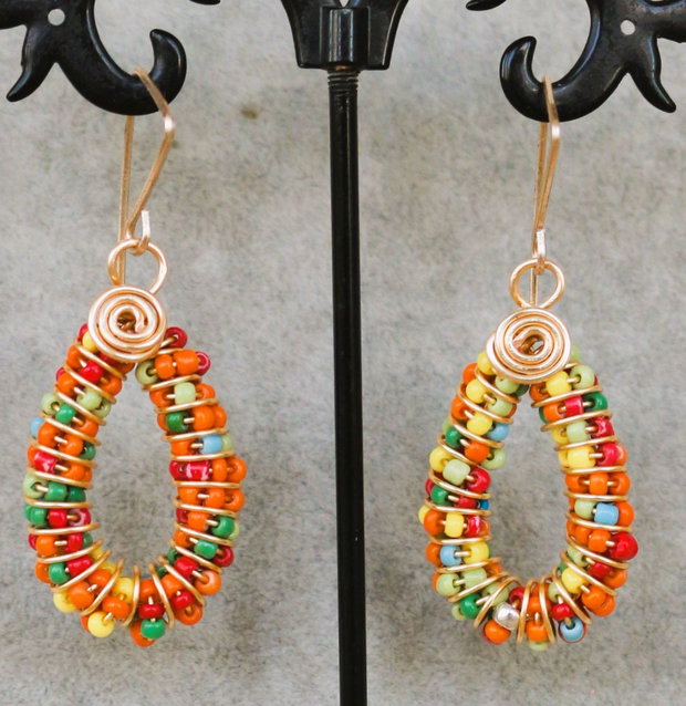 Cercei handmade din sarma si margele de nisip multicolore