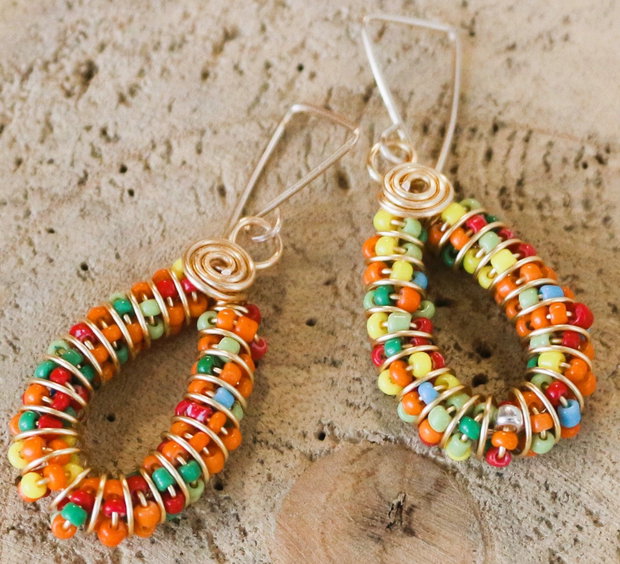 Cercei handmade din sarma si margele de nisip multicolore